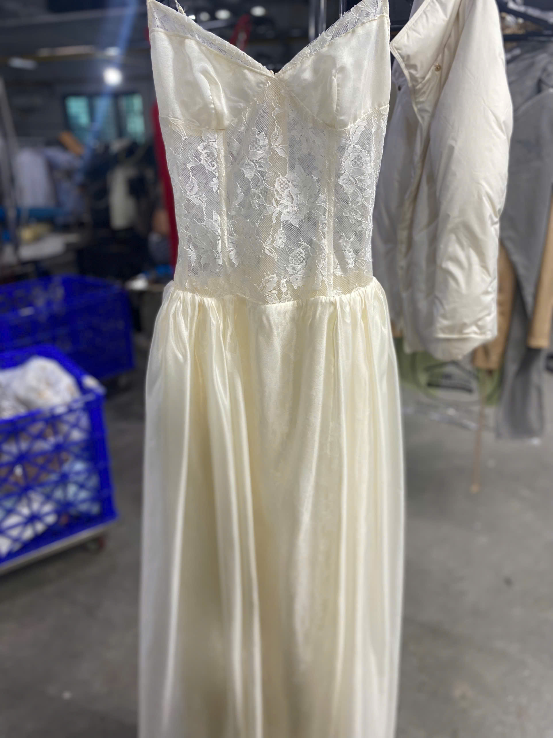 Vải ren rất mỏng manh và dễ bị rách hoặc mất phom dáng nếu không được xử lý cẩn thận. Dưới đây là hướng dẫn giặt đồ ren đúng cách để giữ độ bền .